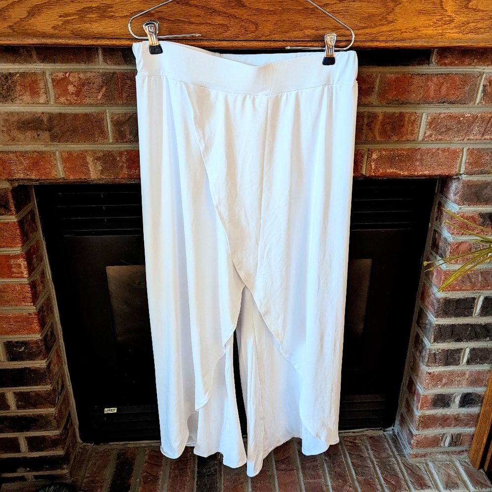White silky stretchy flyaway Capri pants women's size XL
